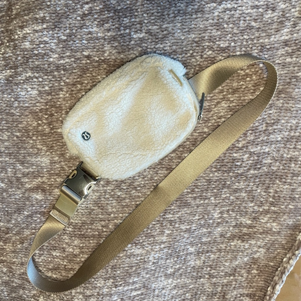Lululemon Sherpa belt bag